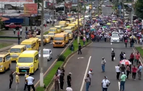 Se agudizan las protestas de los educadores ante el alto costo de la vida 