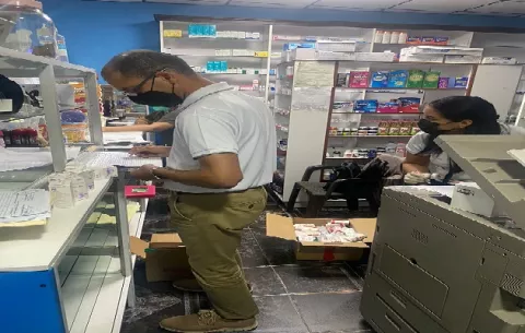 Medicamentos presuntamente de la CSS, son incautados en una farmacia de Santiago