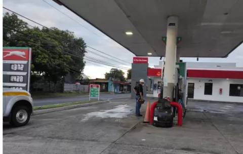 ¡Molestos! Conductores no pueden hacer uso del combustible solidario porque despachadores le exigen registro