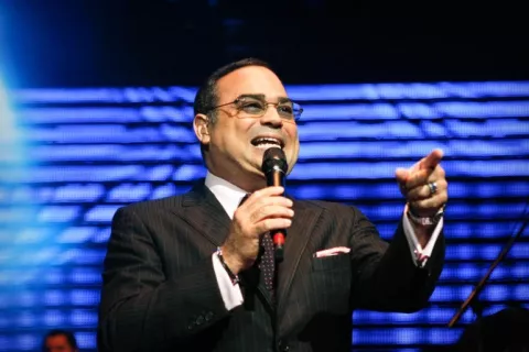 Gilberto Santa Rosa presentó 'For Sale', un tema que narra con humor la historia de una ruptura