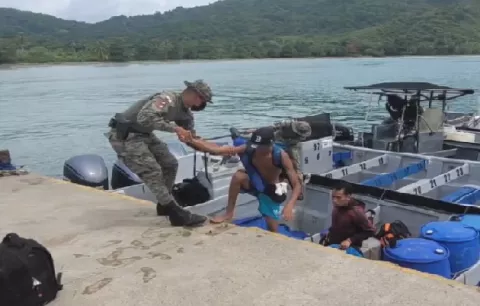 Detienen en el área de Guna Yala a dos colombianos trasladando a 13 inmigrantes