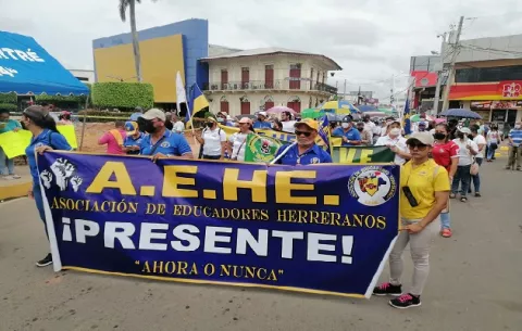 Docentes condenan el cierre de vías entre Chitré y Los Santos por parte de otras agrupaciones 