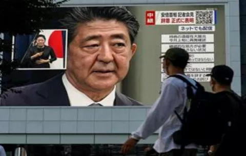 El asesinato del exprimer ministro nipón Shinzo Abe en un acto electoral conmociona a Japón