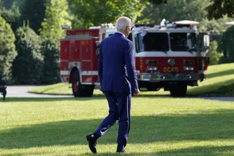Joe Biden da positivo por covid-19, comienza un tratamiento con el antirretrovírico oral y sigue trabajando