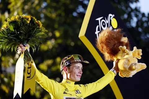 Jonas Vingegaard festeja el campeonato en el Tour de Francia