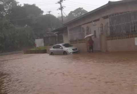 Mal tiempo desborda ríos, inunda carreteras y afecta casas en Colón 