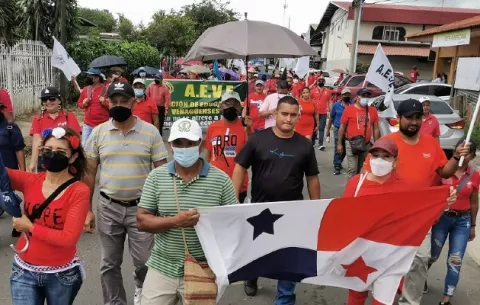 Educadores veragüenses marchan hasta la Cámara de Comercio de Veraguas 