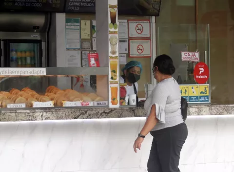Manipuladores de alimentos deberán seguir usando mascarillas después del 11 de julio