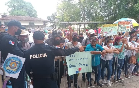  Concentración y marcha en Santiago anuncian gremios magisteriales y sindicales en huelga 