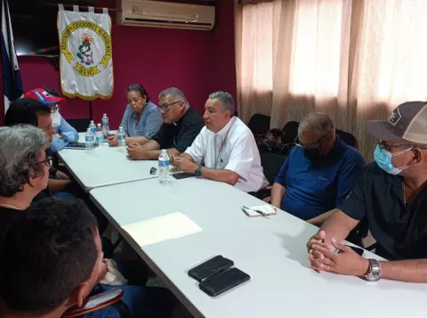 Vicepresidente Carrizo asiste a mesa del diálogo en Santiago y Monseñor Ulloa se reúne con la AEVE