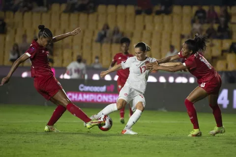 Panamá femenina lucha, pero no pudo contra Canadá en el Premundial de la Concacaf