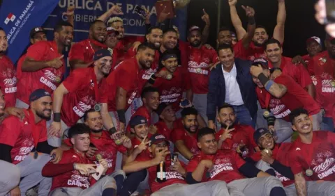 Panamá Metro festeja título en el béisbol mayor