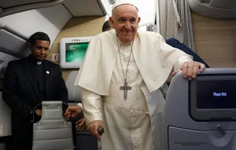 Papa Francisco deja puerta abierta a la renuncia y dice que no sería una 'catástrofe'