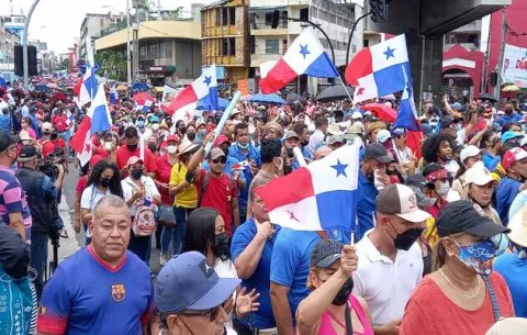 Dudas e interrogantes generan anuncios del Ejecutivo y Legislativo, mientras arrecian protestas