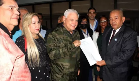 Ricardo Martinelli indica que su decisión  es 'una jugada política y no jurídica'