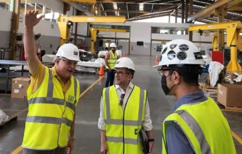 Ricardo Martinelli visita centro educativo técnico de IIASA Caterpilar 