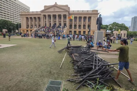Dimisiones e incertidumbre política marcan Sri Lanka tras manifestaciones