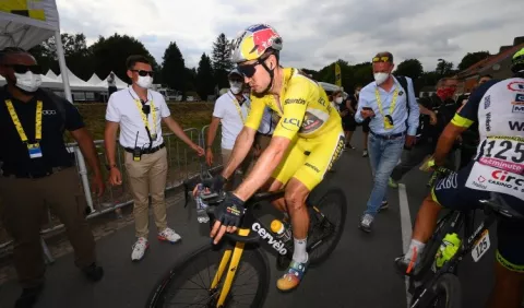 Wout van Aert con mal día, pero  mantiene la amarilla en el Tour