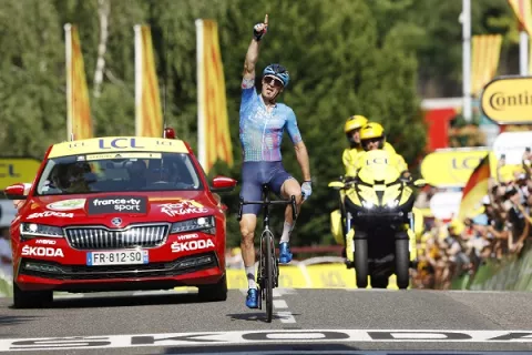 Canadiense Houle gana etapa en el Tour de Francia, Jonas Vingegaardd sigue líder