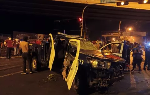 Manifestantes vuelven a tomarse puente vehicular en Santiago y vandalizan patrulla policial