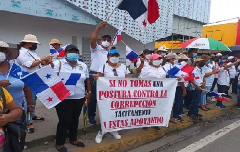 Gremios de educadores de Veraguas efectúan una cadena humana 