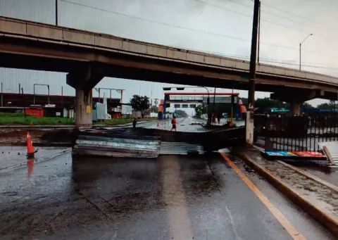 Nuevamente colocan barricadas debajo del puente vehicular en Santiago de Veraguas
