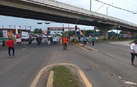 Agrupaciones cierran las vías en Azuero y Santiago en espera del resultado del diálogo 