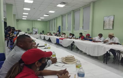 Anadepo y la comitiva gubernamental logran acuerdo en materia del precio del combustible a $3.32 por galón