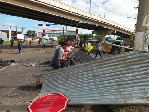 Manifestantes retiran barricadas que habían puesto bajo el puente vehicular de Santiago 