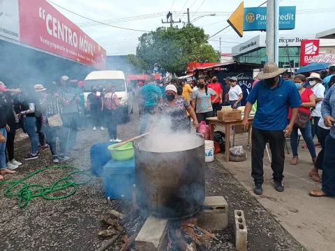 Con sancocho al estilo panameño, docentes y demás gremios organizados continúan huelga 