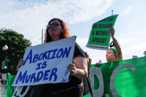 Una jueza bloquea la prohibición casi total del aborto en Wyoming