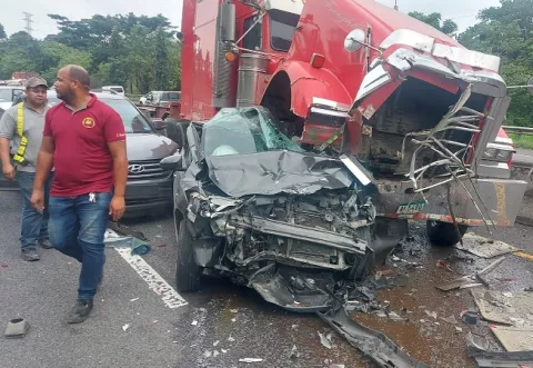 Un muerto y varios heridos deja accidente vehicular múltiple en la autopista Panamá-Colón 