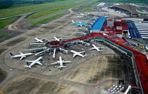 Gerente de Tocumen S.A. debe explicar la tarifa que le pagan las  aerolíneas al aeropuerto
