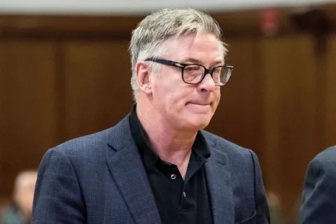 Alec Baldwin: 'La pregunta es: ¿Quién puso una bala real en la pistola?'