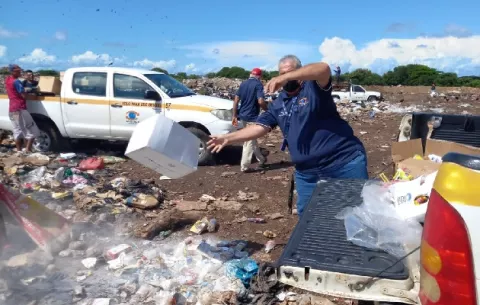 Destruyen más de 1,500 productos vencidos que fueron decomisados en varios comercios de Herrera 