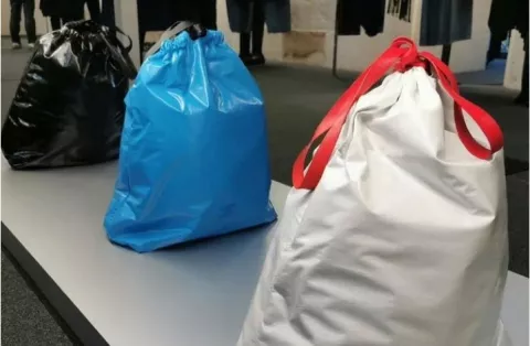 Balenciaga genera comentarios tras lanzar una cartera inspirada  en una 'bolsa de basura' por 1,790 dólares