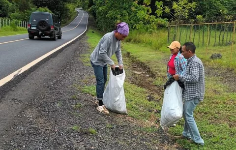Voluntarios retiran basura contaminante a los lados de la nueva carretera hacia Mariato