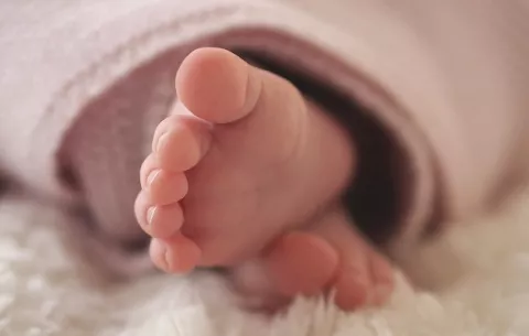 Condenan a pareja tica por adopción irregular de bebé panameña 