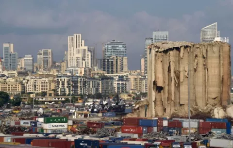 Se derrumba la cara norte de los silos de Beirut, un símbolo de la explosión de 2020
