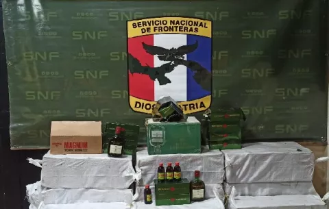 Senafront decomisa en Bocas del Toro más de mil botellitas de vino tónico y licor de contrabando 