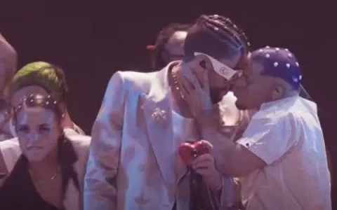 La sorpresa de Bad Bunny:  besos que causan revuelo
