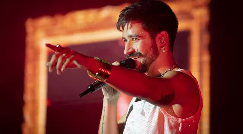 Camilo ofrece a su 'tribu' en Cap Roig un 'show' alegre y emotivo