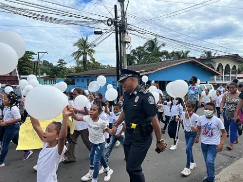 Nuevamente estudiantes y docentes de colegio colonense marchan por la paz 