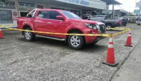 Amordazan a seguridad y se roban dos autos; luego huyen a territorio costarricense