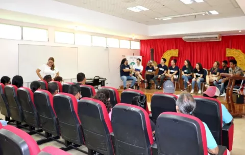Jóvenes del interior visitan lugares históricos y disfrutan por primera vez de una obra de teatro