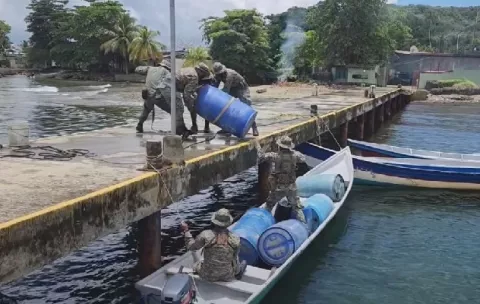 Decomisan combustible en Puerto Obaldía que se presume sea de contrabando