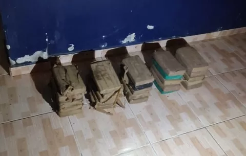 Atrapan a seis personas en dos carros con unos 25 paquetes de droga en un puesto de control policial en Colón