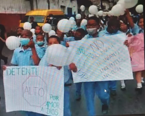 Caminata por la paz realizan alumnos de la escuela Porfirio Meléndez en Colón  