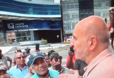 Trabajador se cae en medio de protesta por aumento salarial en la Zona Libre de Colón 