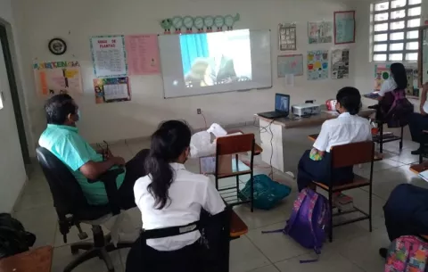 Luz  solo dos veces a la semana, el reto de las escuelas con planta eléctrica a gasolina